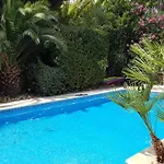 Spacieuse A Avec Piscine Et Jardin.