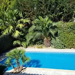 Spacieuse A Avec Piscine Et Jardin. 빌라