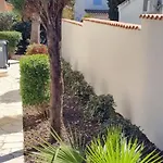 Spacieuse A Avec Piscine Et Jardin. 빌라