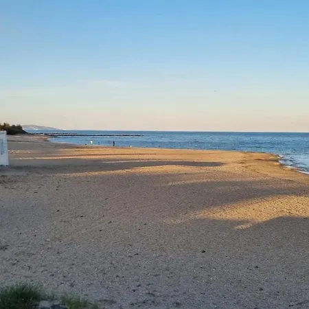 Spacieuse A Avec Piscine Et Jardin. Villa *