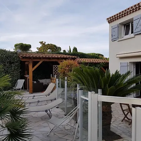 Villa Spacieuse A Avec Piscine Et Jardin.