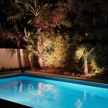 Spacieuse A Avec Piscine Et Jardin. *