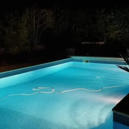 Spacieuse A Avec Piscine Et Jardin.