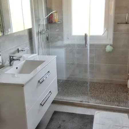 Spacieuse A Avec Piscine Et Jardin. Villa Agde