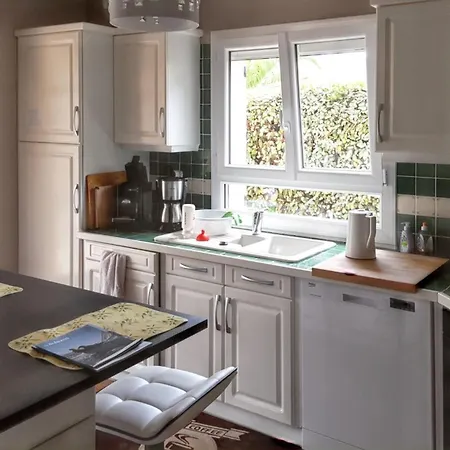 Spacieuse A Avec Piscine Et Jardin. *