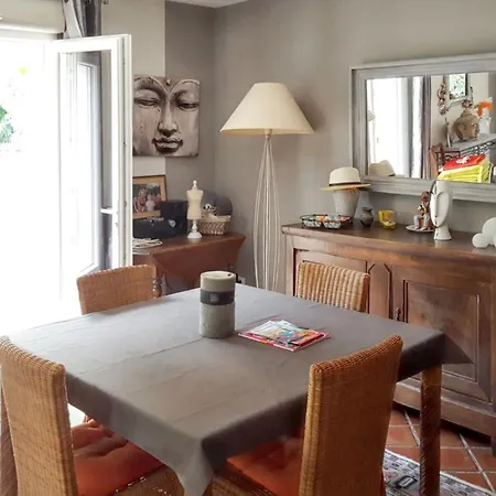 Spacieuse A Avec Piscine Et Jardin. Villa