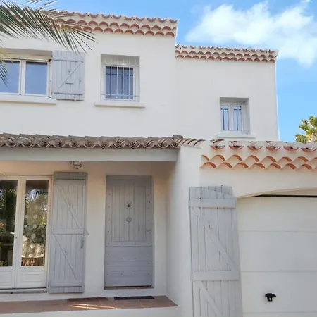 Villa Spacieuse A Avec Piscine Et Jardin. *