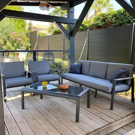 Spacieuse A Avec Piscine Et Jardin. Villa Agde