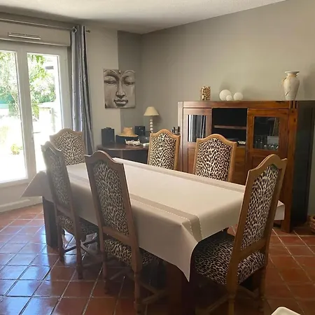 Spacieuse A Avec Piscine Et Jardin. Villa *