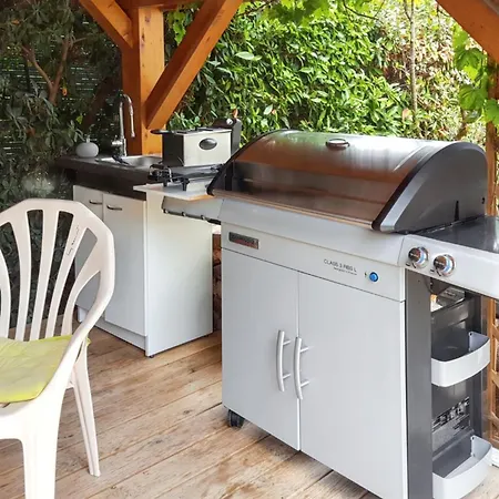 Spacieuse A Avec Piscine Et Jardin. Villa *