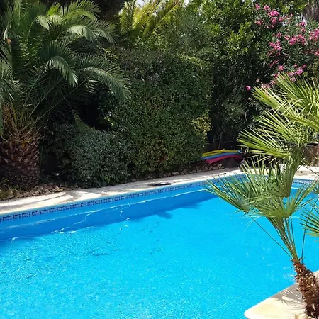 Spacieuse A Avec Piscine Et Jardin. Villa