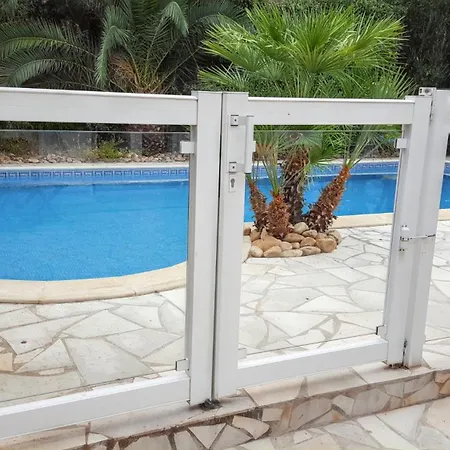 Villa Spacieuse A Avec Piscine Et Jardin.