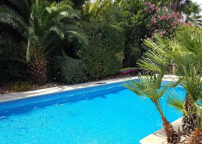 Spacieuse à Avec Piscine Et Jardin.