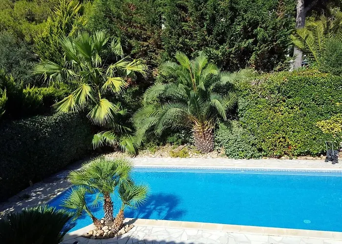 Spacieuse à Avec Piscine Et Jardin. Villa