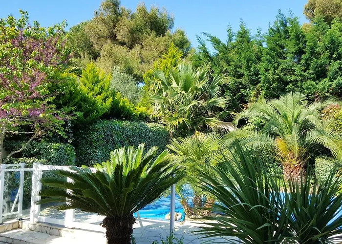 Villa Spacieuse à Avec Piscine Et Jardin. *