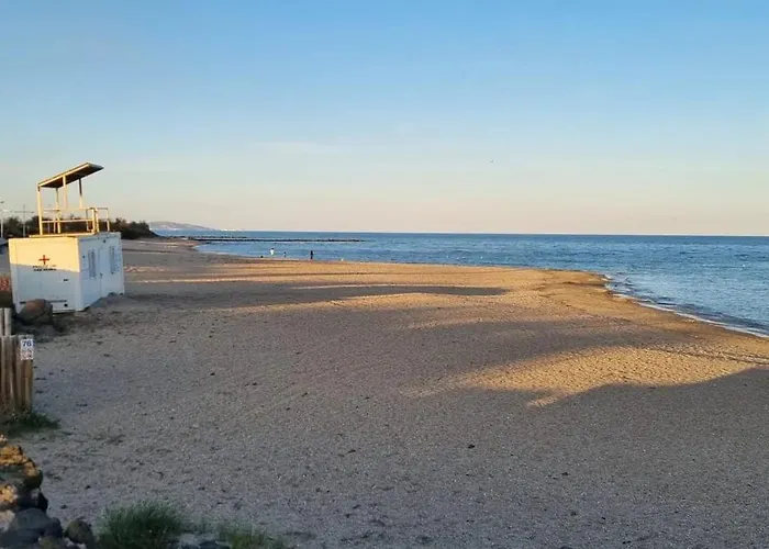 Spacieuse A Avec Piscine Et Jardin. Villa *