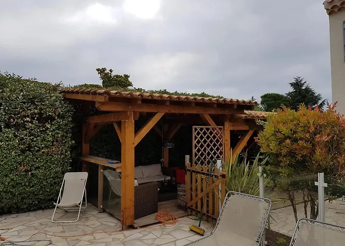 Spacieuse A Avec Piscine Et Jardin. Villa Agde