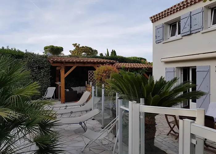 Villa Spacieuse A Avec Piscine Et Jardin.