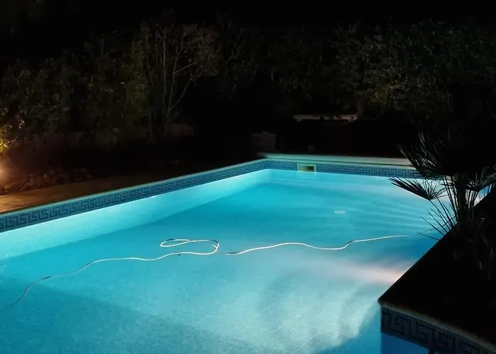 Spacieuse à Avec Piscine Et Jardin.