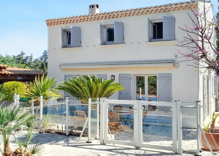 Spacieuse à Avec Piscine Et Jardin. Villa Agde