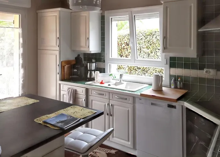 Spacieuse A Avec Piscine Et Jardin. *