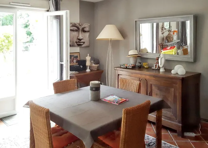 Spacieuse à Avec Piscine Et Jardin. Villa