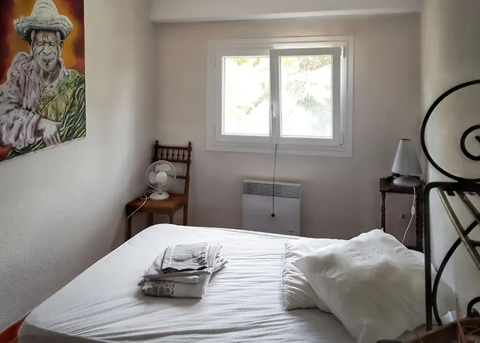 Villa Spacieuse à Avec Piscine Et Jardin.