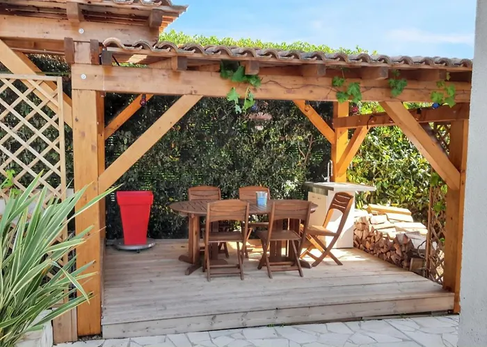 Spacieuse à Avec Piscine Et Jardin. Villa *