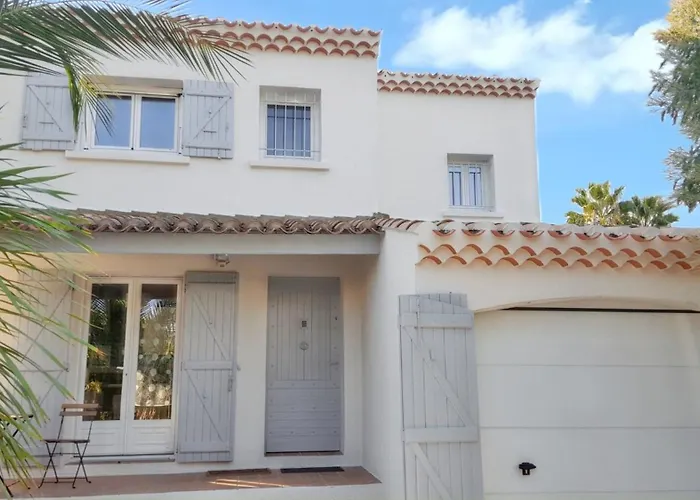 Villa Spacieuse à Avec Piscine Et Jardin. *