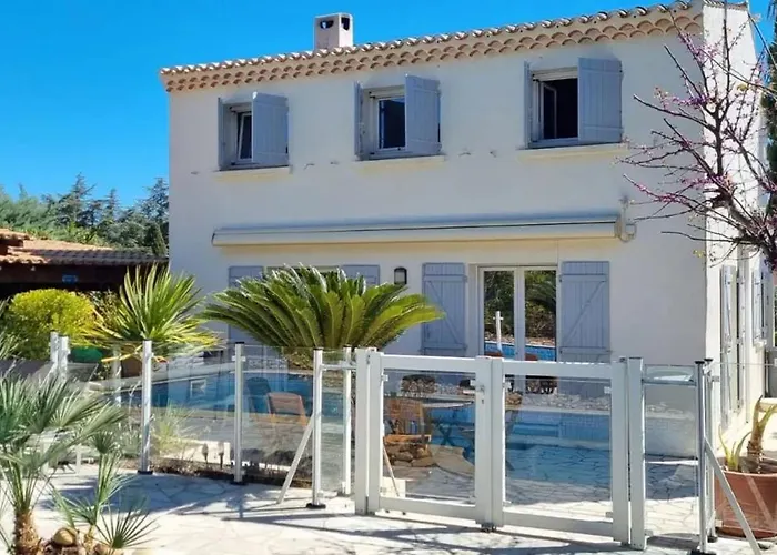 Spacieuse A Avec Piscine Et Jardin. *