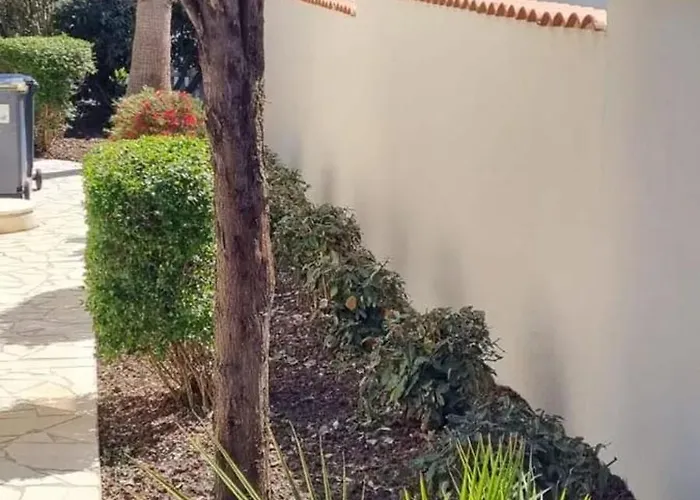 Spacieuse A Avec Piscine Et Jardin. Villa