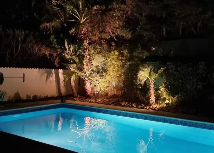 Villa Spacieuse A Avec Piscine Et Jardin.