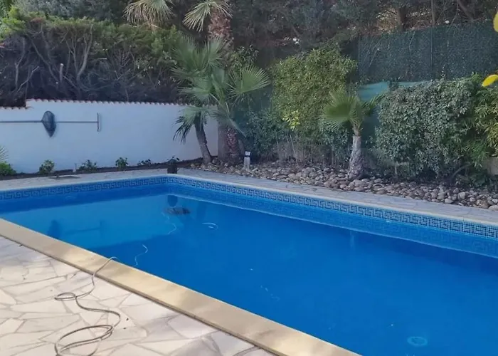 Villa Spacieuse A Avec Piscine Et Jardin. *