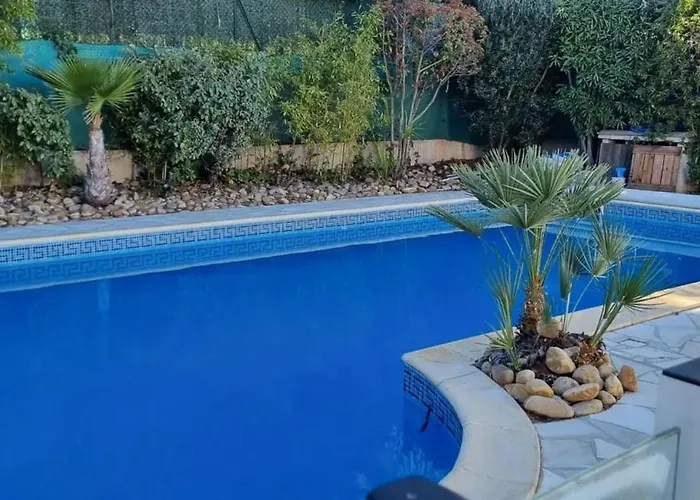 Villa Spacieuse A Avec Piscine Et Jardin.