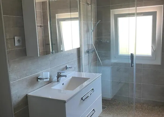 Spacieuse A Avec Piscine Et Jardin. Villa Agde