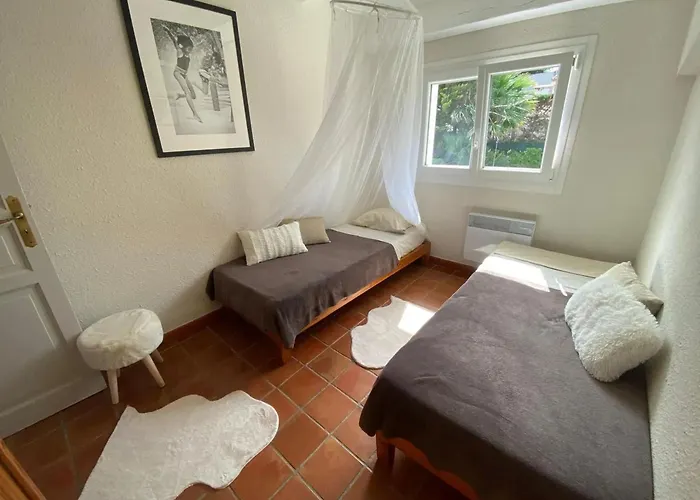 Spacieuse A Avec Piscine Et Jardin.