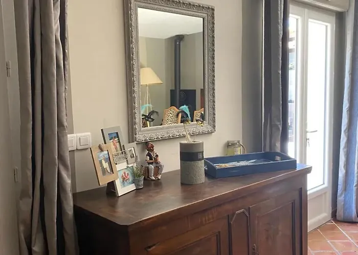 Spacieuse A Avec Piscine Et Jardin. Villa