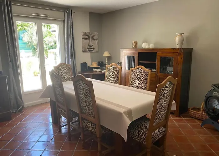 Spacieuse A Avec Piscine Et Jardin. Villa *