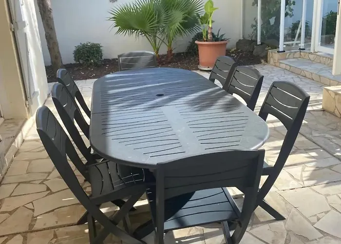 Spacieuse A Avec Piscine Et Jardin.