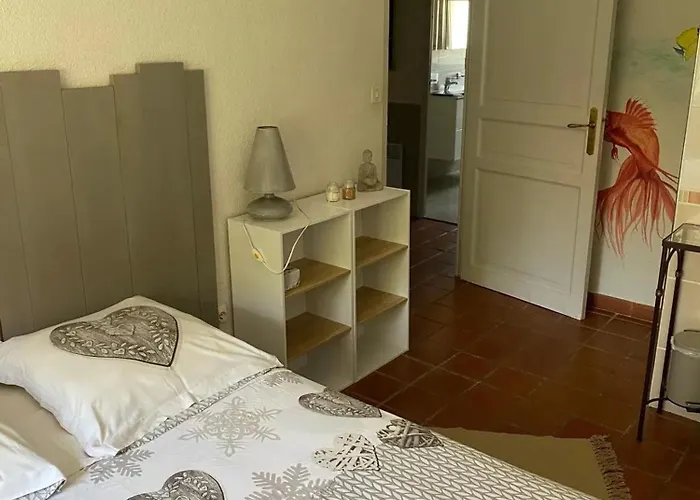 Spacieuse A Avec Piscine Et Jardin. Villa